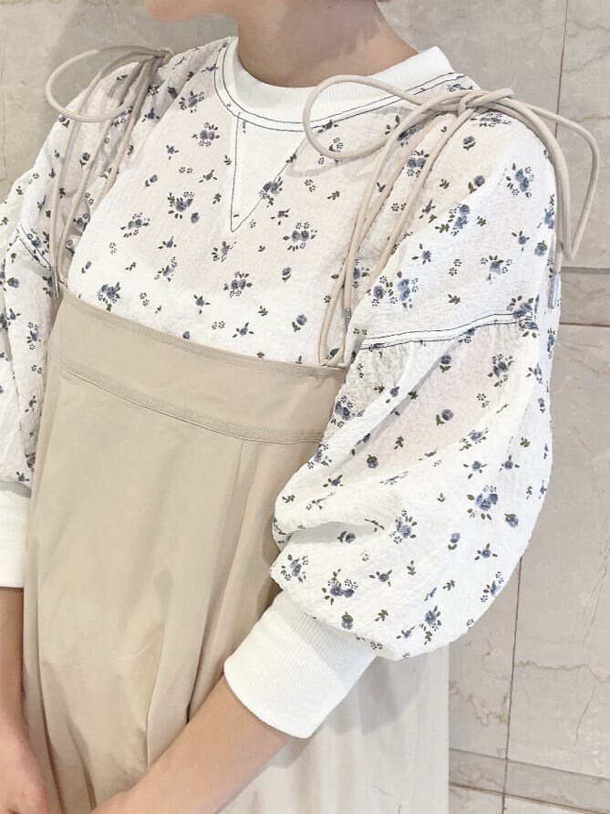 ホワイト系のスカート、ブルー系のその他シューズ、ホワイト系のTシャツ/カットソーを着用したレディースの夏コーディネートの6枚目の写真