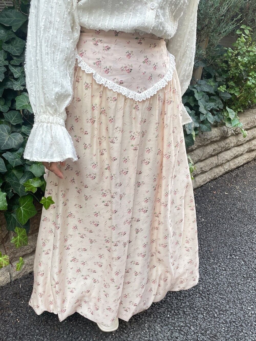 ホワイト系のシャツ/ブラウス、ピンク系のスカート、ホワイト系のパンプスを着用したレディースの春コーディネートの6枚目の写真