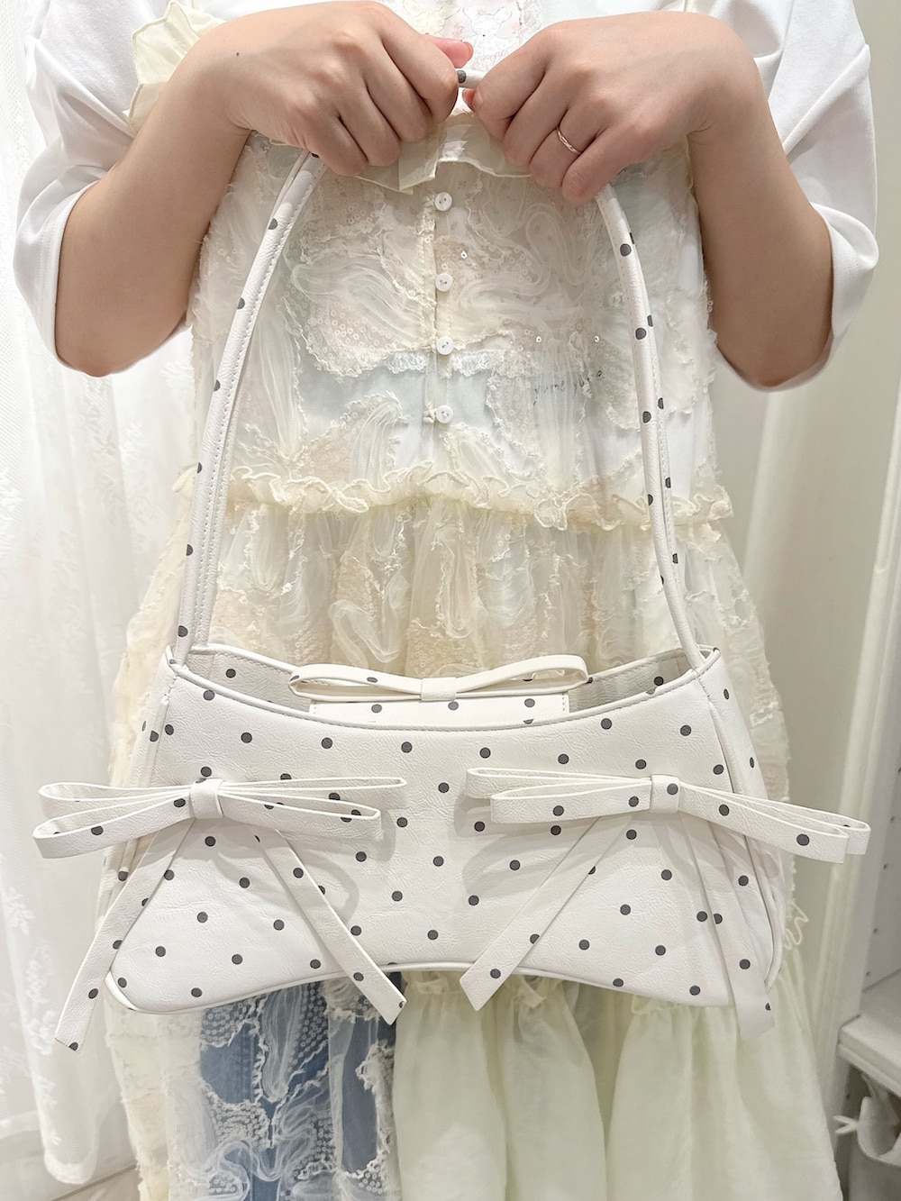 その他のハンドバッグ、ホワイト系のワンピース、ホワイト系のTシャツ/カットソーを着用したレディースの夏コーディネートの7枚目の写真