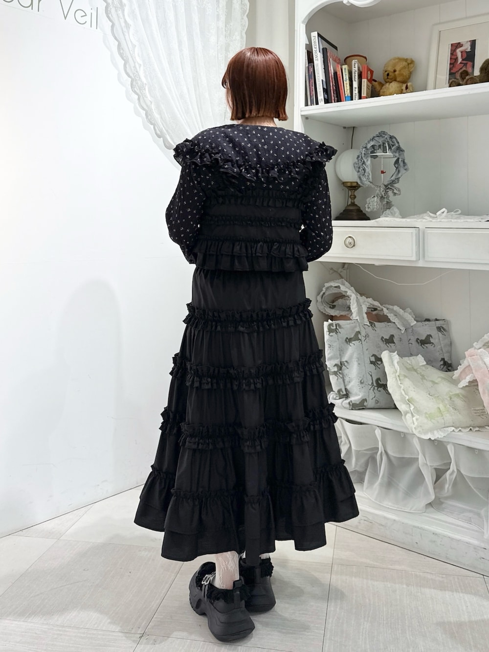 ブラック系のシャツ/ブラウス、ブラック系のスカート、ブラック系のキャミソールを着用したレディースの夏コーディネートの3枚目の写真