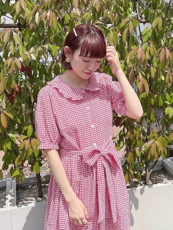 ベージュ系のパンプス、レッド系のワンピースを着用したレディースの夏コーディネートの3枚目の写真