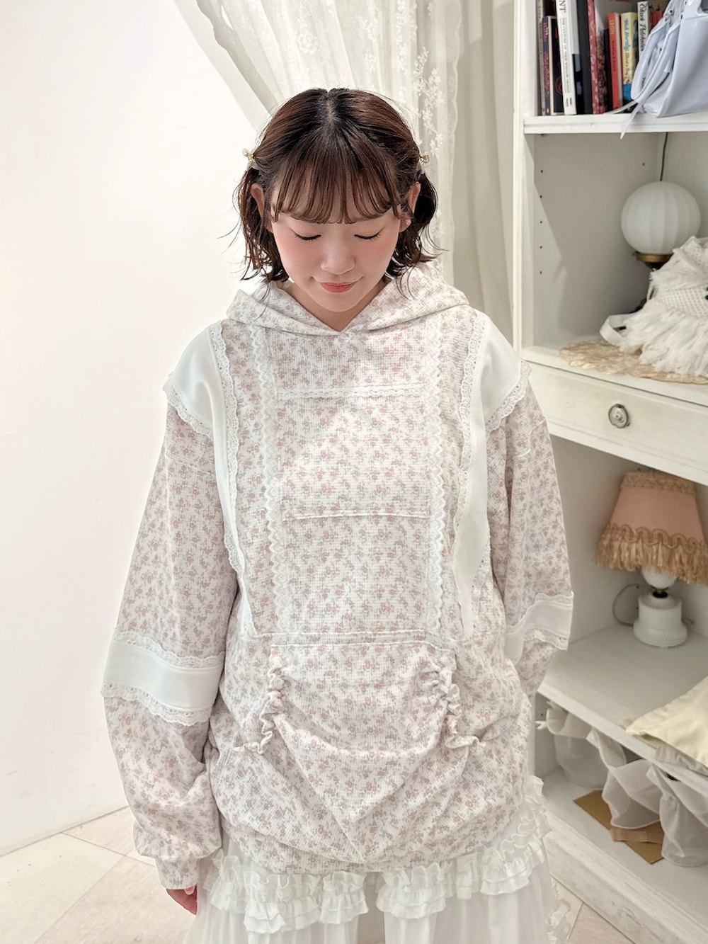 ピンク系のパーカー、ホワイト系のショルダーバッグ、ホワイト系のスカートを着用したレディースの夏コーディネートの5枚目の写真