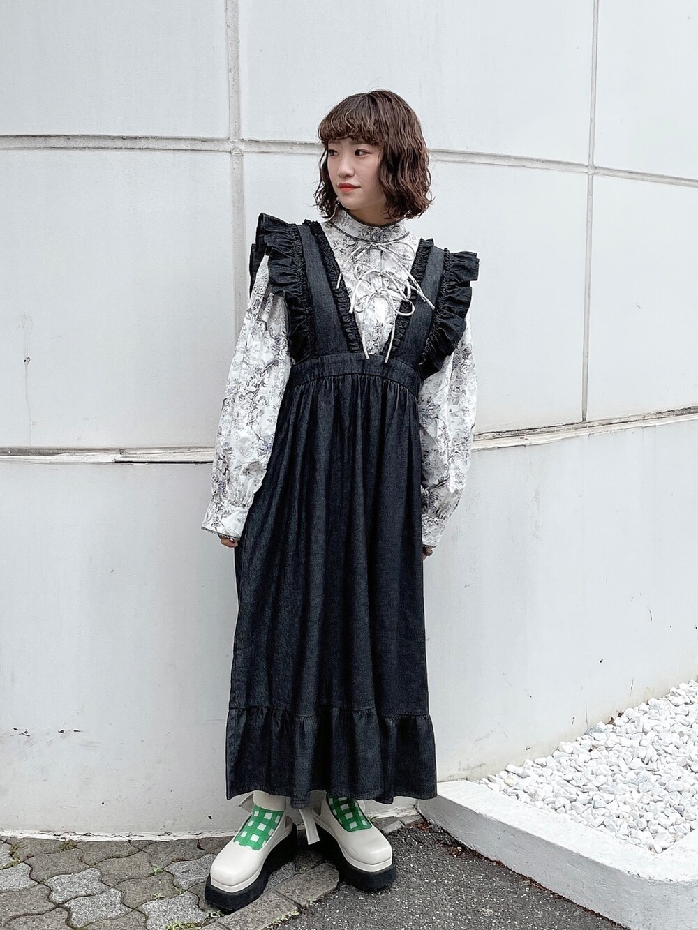 グレー系のシャツ/ブラウス、ブラック系のワンピース、ホワイト系のパンプスを着用したレディースの冬コーディネートの2枚目の写真