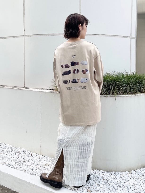 ベージュ系のTシャツ/カットソー、ベージュ系のブーツ、ベージュ系のハンドバッグを着用したレディースの夏コーディネートの2枚目の写真