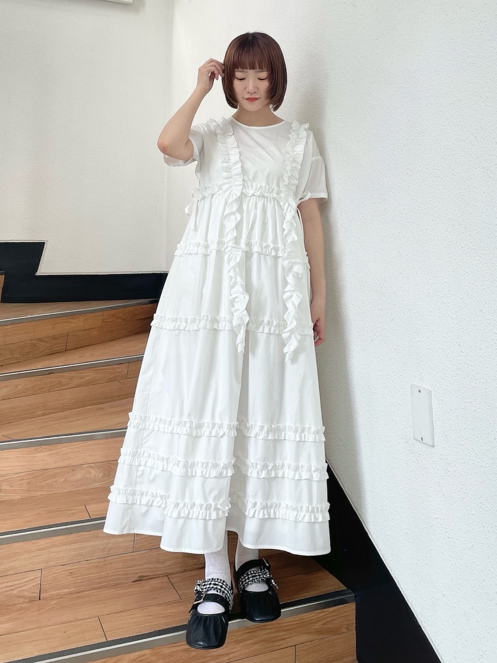 ホワイト系のワンピース、ブラック系のバレエシューズを着用したレディースの夏コーディネートの2枚目の写真