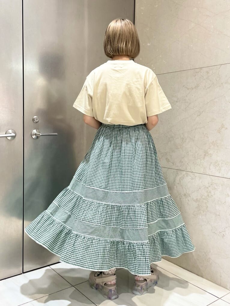 ホワイト系のサンダル、ベージュ系のTシャツ/カットソーを着用したレディースの夏コーディネートの4枚目の写真