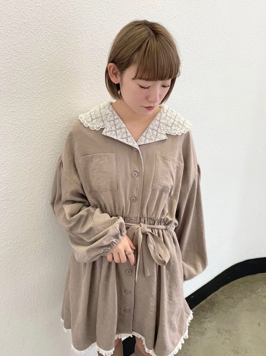 ベージュ系のワンピース、ベージュ系のサンダル、ホワイト系のトートバッグを着用したレディースの夏コーディネートの3枚目の写真