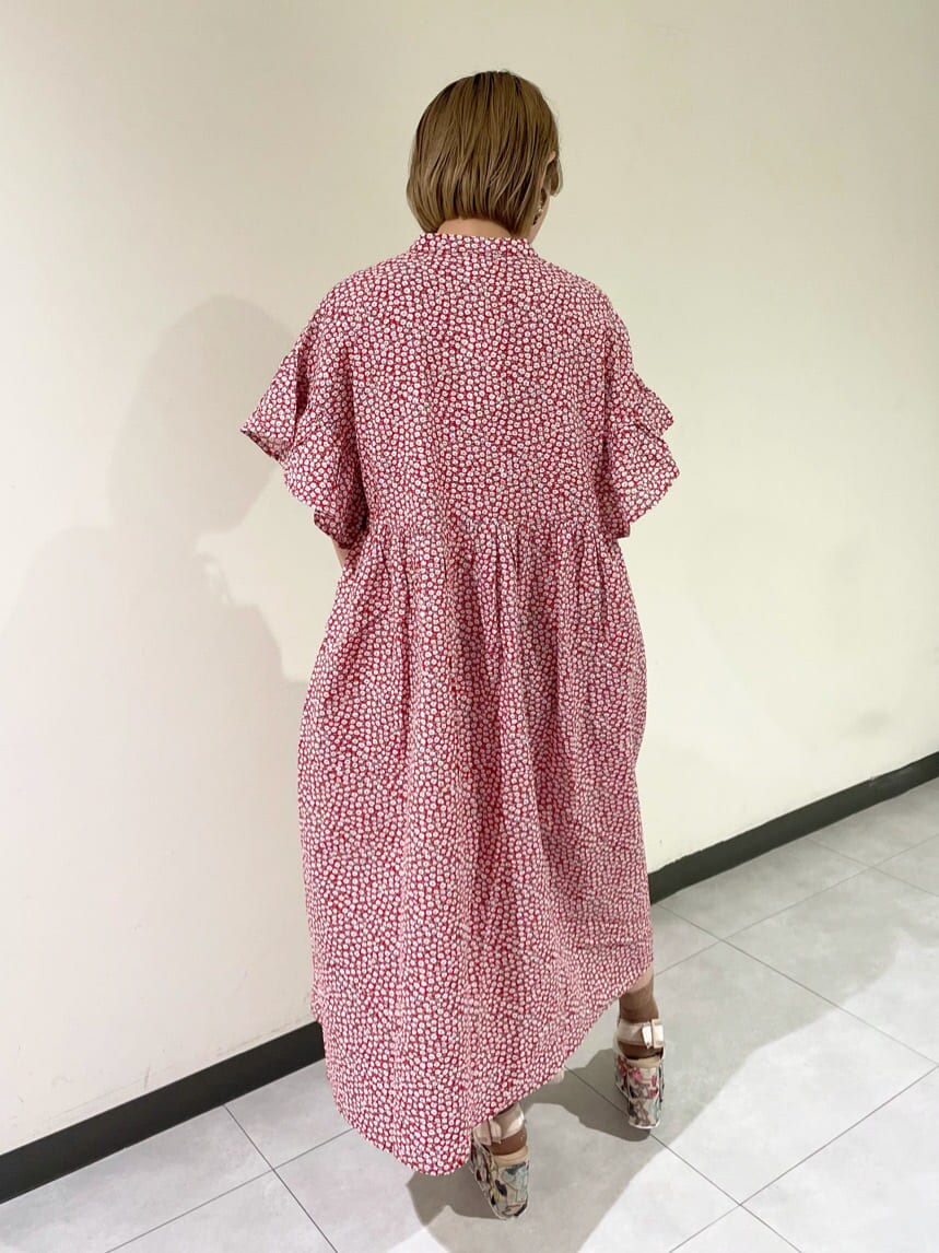 レッド系のワンピース、ベージュ系のサンダル、ホワイト系のトートバッグを着用したレディースの夏コーディネートの3枚目の写真