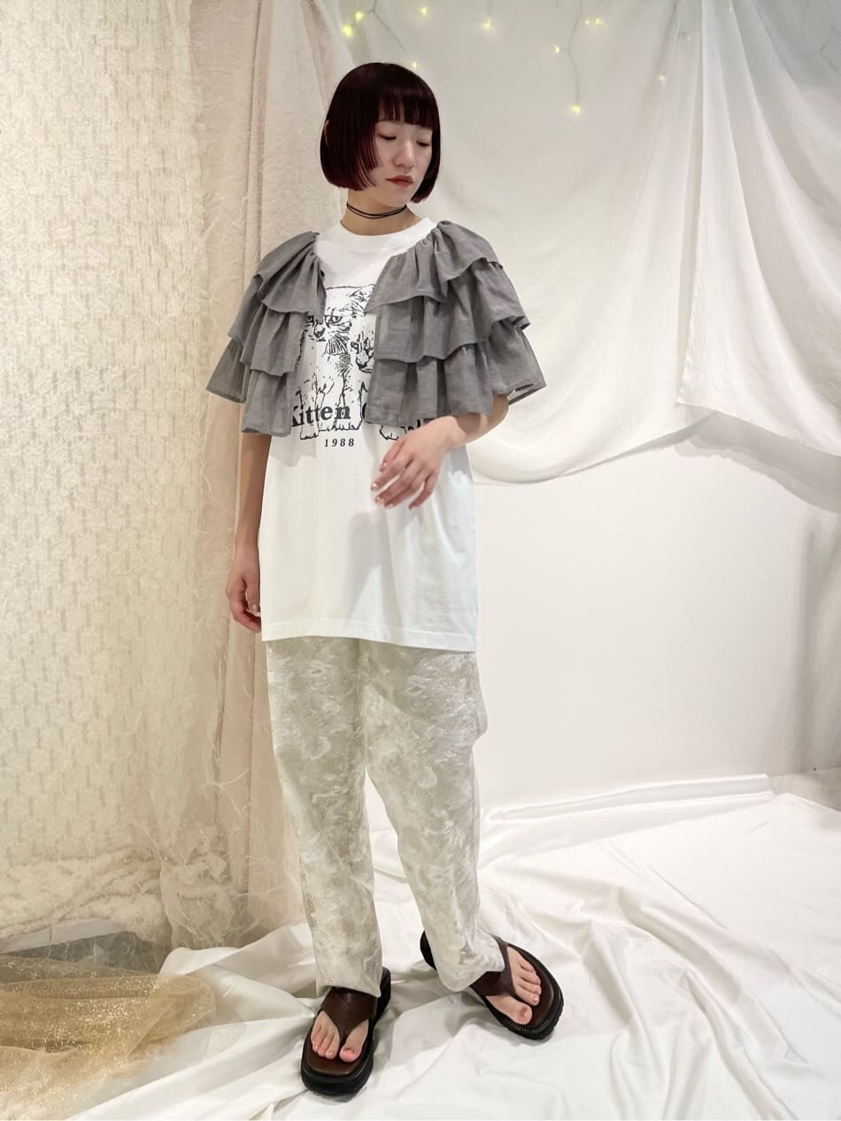 ブラウン系のその他パンツ、ブラウン系のサンダル、グレー系のTシャツ/カットソーを着用したレディースの春コーディネートの2枚目の写真