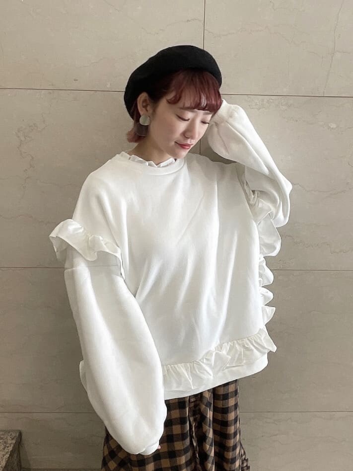 オレンジ系のスカート、ブラック系のローファー、ホワイト系のTシャツ/カットソーを着用したレディースの冬コーディネートの4枚目の写真