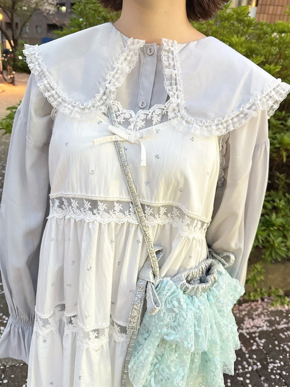 ブルー系のキャミソール、ブルー系のシャツ/ブラウス、ブルー系のショルダーバッグを着用したレディースの春コーディネートの7枚目の写真