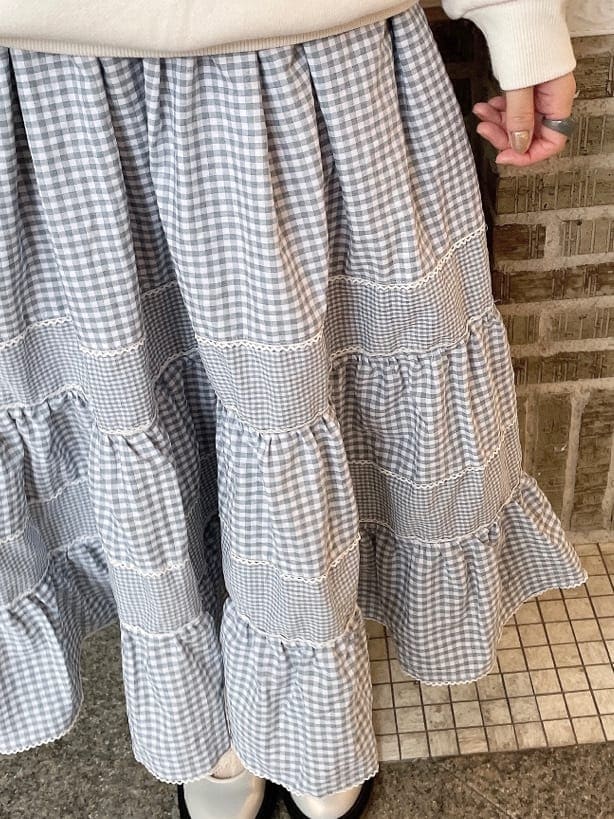 ホワイト系のパンプス、ホワイト系のシャツ/ブラウス、ブルー系のスカートを着用したレディースの冬コーディネートの6枚目の写真