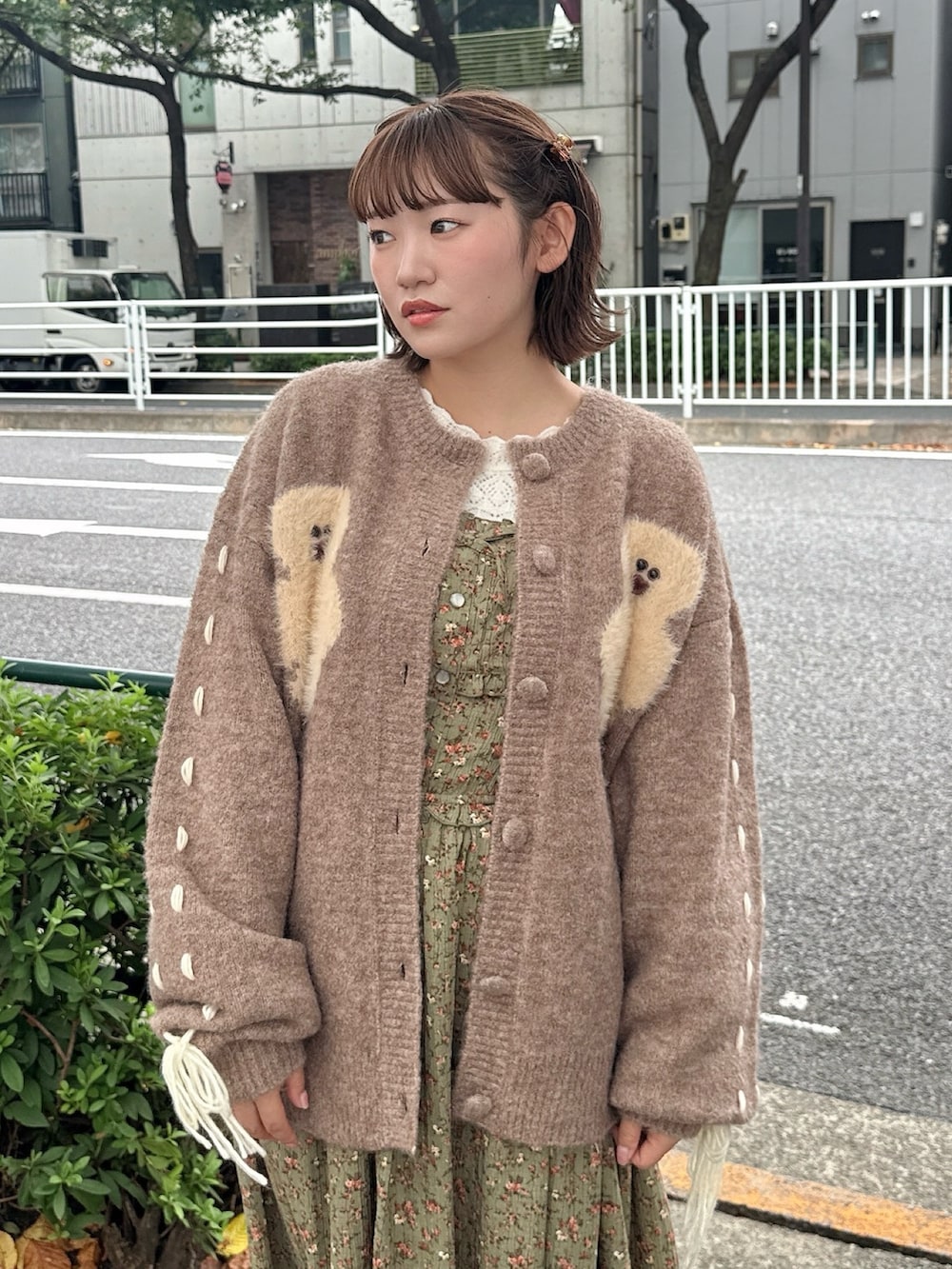 ホワイト系のニット/セーター、グリーン系のワンピース、ホワイト系のバレエシューズを着用したレディースの秋コーディネートの5枚目の写真