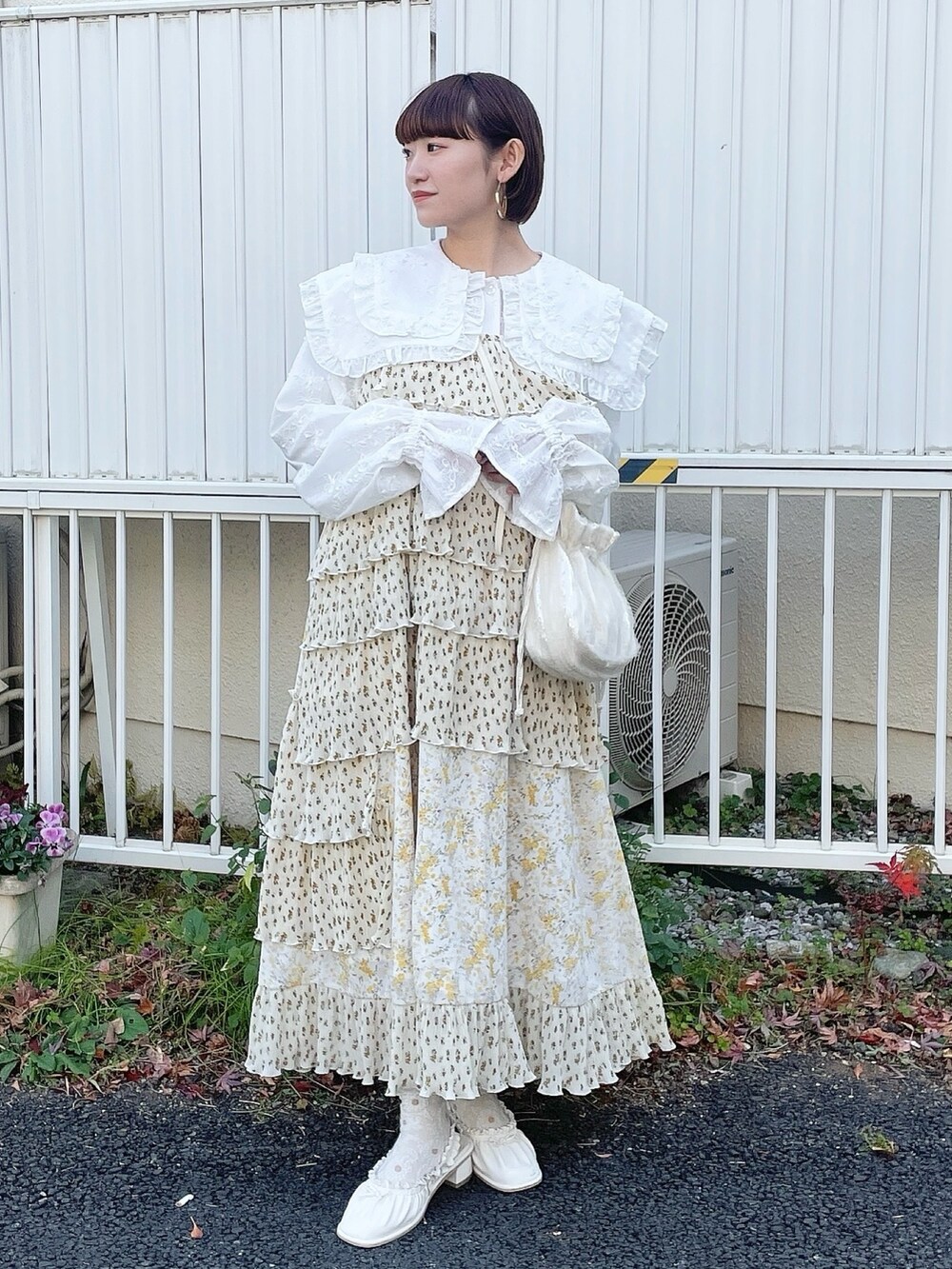 ホワイト系のシャツ/ブラウス、その他のワンピース、ホワイト系のショルダーバッグを着用したレディースの冬コーディネートの2枚目の写真