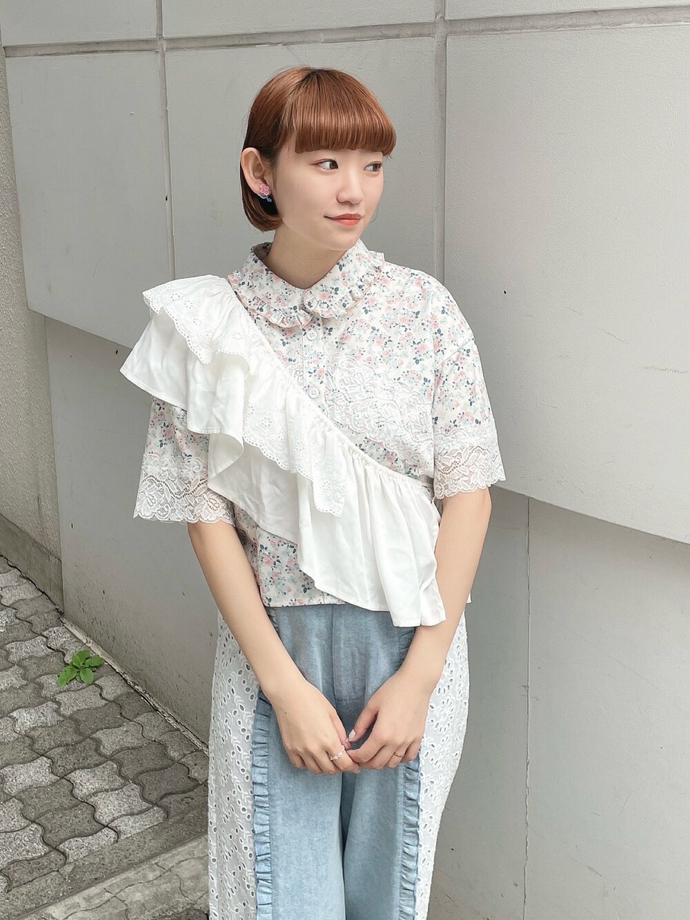 ピンク系のシャツ/ブラウス、ブルー系のデニムパンツ、ゴールド系のバレエシューズを着用したレディースの冬コーディネートの4枚目の写真