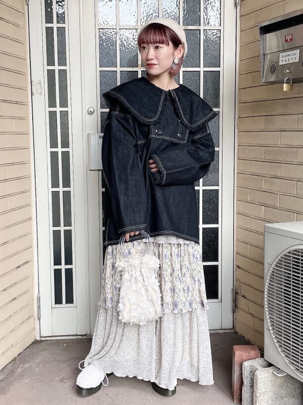 ブラック系のシャツ/ブラウス、ホワイト系のその他シューズ、ホワイト系のハンドバッグを着用したレディースの冬コーディネートの2枚目の写真