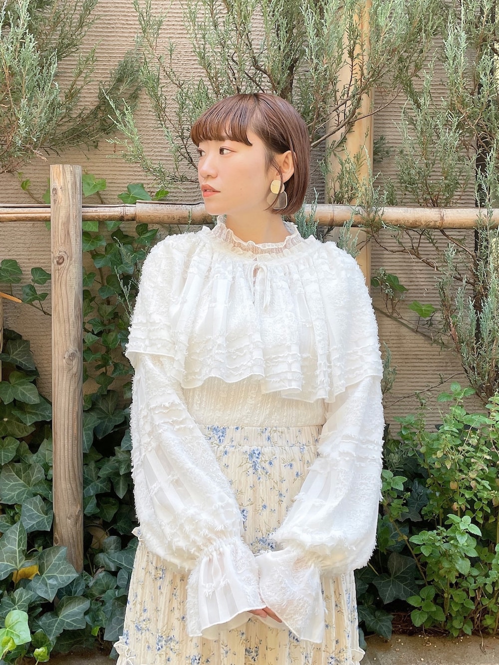 ホワイト系のTシャツ/カットソー、ホワイト系のパンプス、ホワイト系のシャツ/ブラウスを着用したレディースの秋コーディネートの5枚目の写真