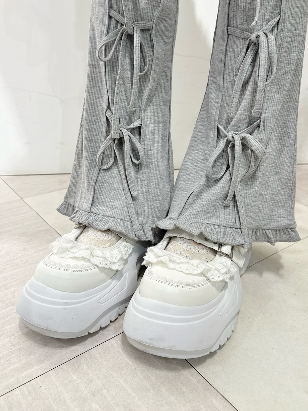 ホワイト系のTシャツ/カットソー、ピンク系のチュニック、グレー系のその他パンツを着用したレディースの春コーディネートの7枚目の写真