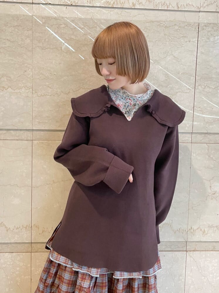 ブラック系のその他シューズ、ピンク系のTシャツ/カットソー、オレンジ系のスカートを着用したレディースの秋コーディネートの3枚目の写真