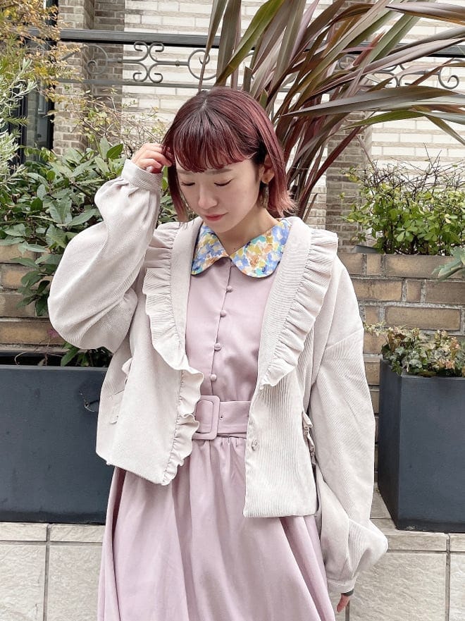 ベージュ系のその他アウター、ピンク系のワンピース、ホワイト系のパンプスを着用したレディースの冬コーディネートの2枚目の写真