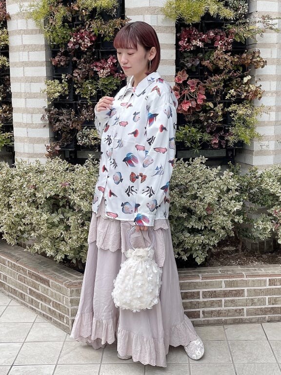 ホワイト系のシャツ/ブラウス、ホワイト系のパンプス、ホワイト系のハンドバッグを着用したレディースの冬コーディネートの2枚目の写真