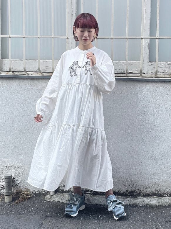 ブルー系のスニーカー、ブルー系のその他アウター、ホワイト系のワンピースを着用したレディースの秋コーディネートの4枚目の写真