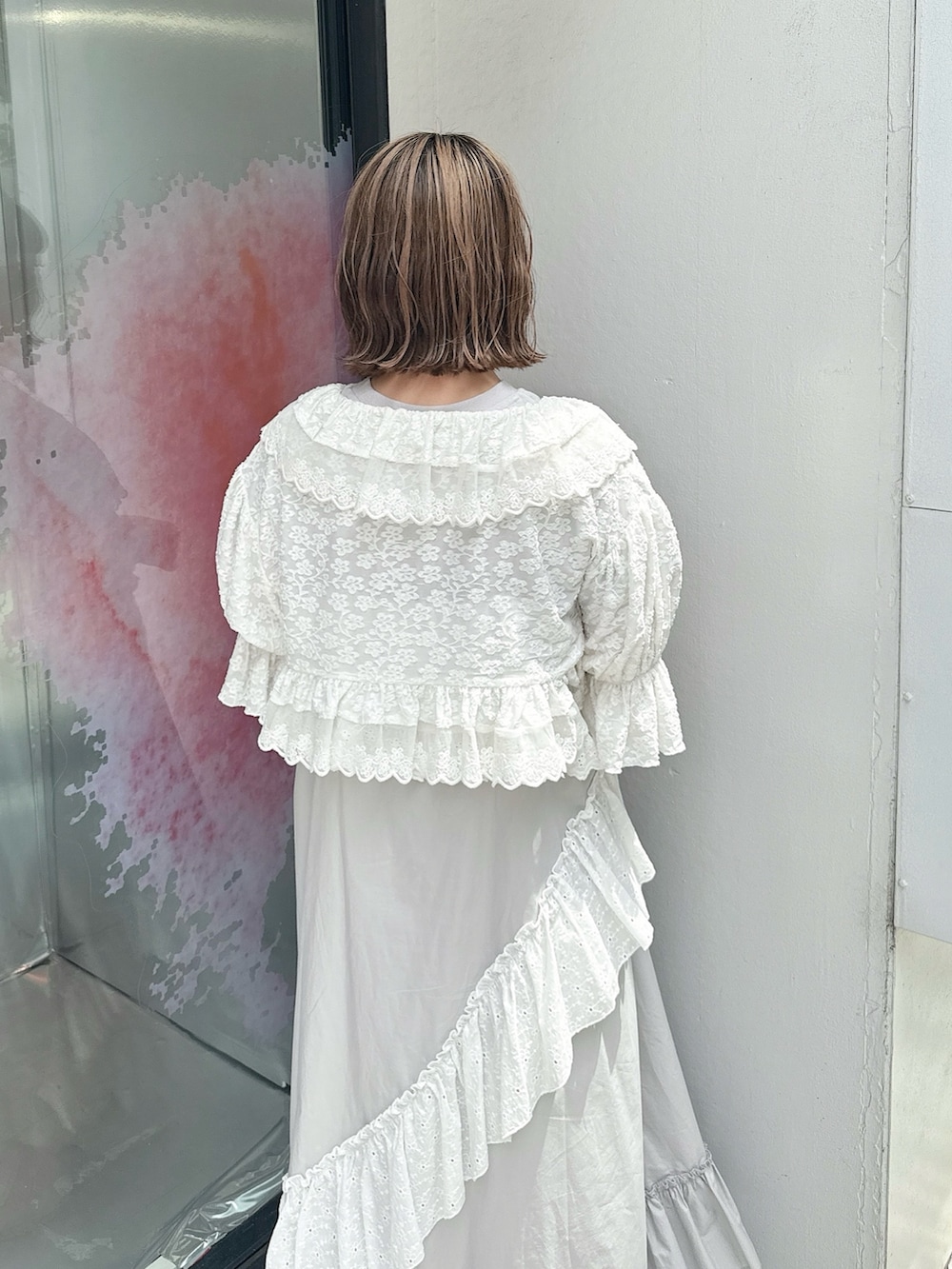 ホワイト系のカーディガン/ボレロ、グレー系のワンピース、ブルー系のTシャツ/カットソーを着用したレディースの春コーディネートの6枚目の写真