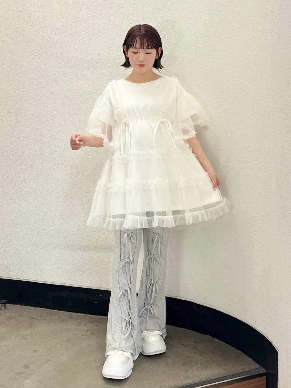 ホワイト系のワンピース、グレー系のその他パンツ、ホワイト系のスニーカーを着用したレディースの春コーディネートの2枚目の写真