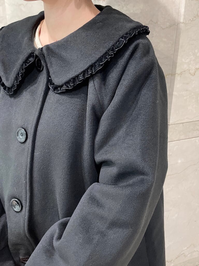 ブラック系のブーツ、ブラック系のその他アウター、ホワイト系のワンピースを着用したレディースの冬コーディネートの6枚目の写真