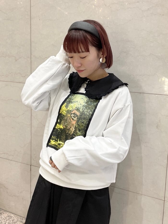 ブラック系のブーツ、ブラック系のワンピース、ホワイト系のTシャツ/カットソーを着用したレディースの冬コーディネートの4枚目の写真