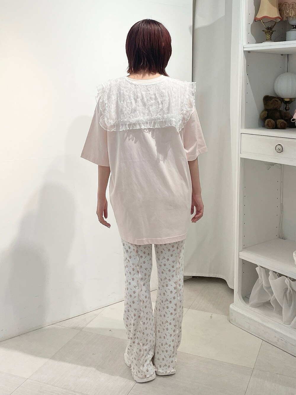 ホワイト系のトートバッグ、ピンク系のTシャツ/カットソー、ピンク系のスウェットパンツを着用したレディースの夏コーディネートの4枚目の写真