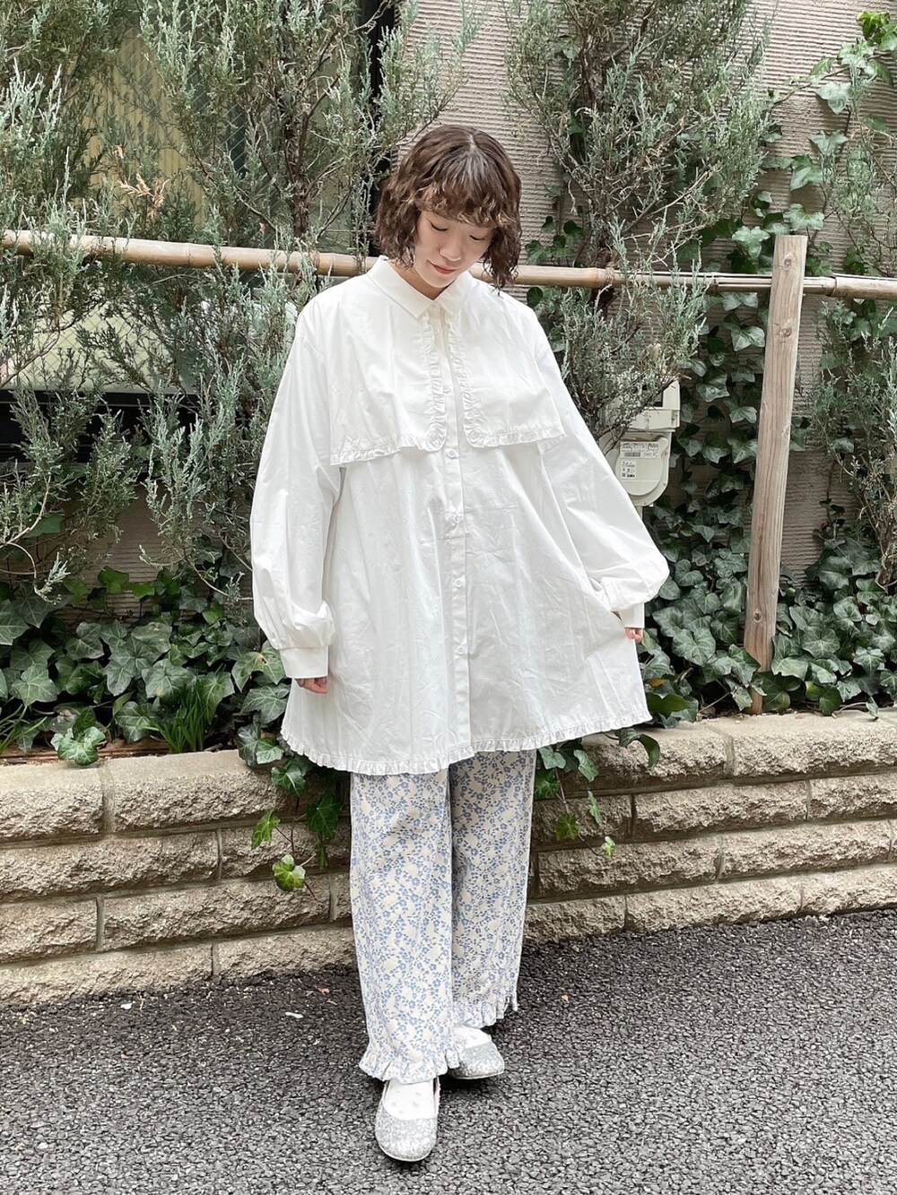 ホワイト系のワンピース、ブルー系のその他パンツ、ホワイト系のトートバッグを着用したレディースの冬コーディネートの5枚目の写真