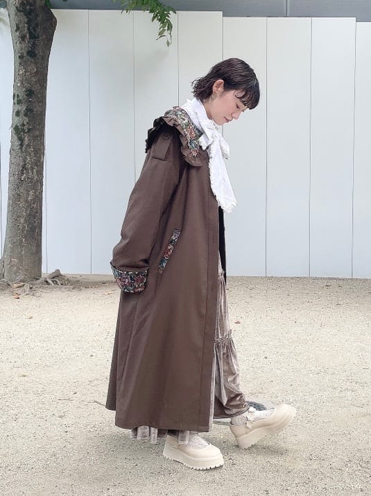 ホワイト系のシャツ/ブラウス、ブラウン系のスカート、ホワイト系のローファーを着用したレディースの夏コーディネートの3枚目の写真