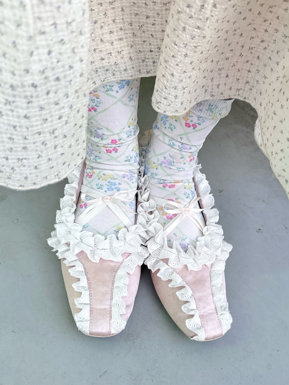 ホワイト系のTシャツ/カットソー、ホワイト系のワンピース、ピンク系のバレエシューズを着用したレディースの冬コーディネートの5枚目の写真