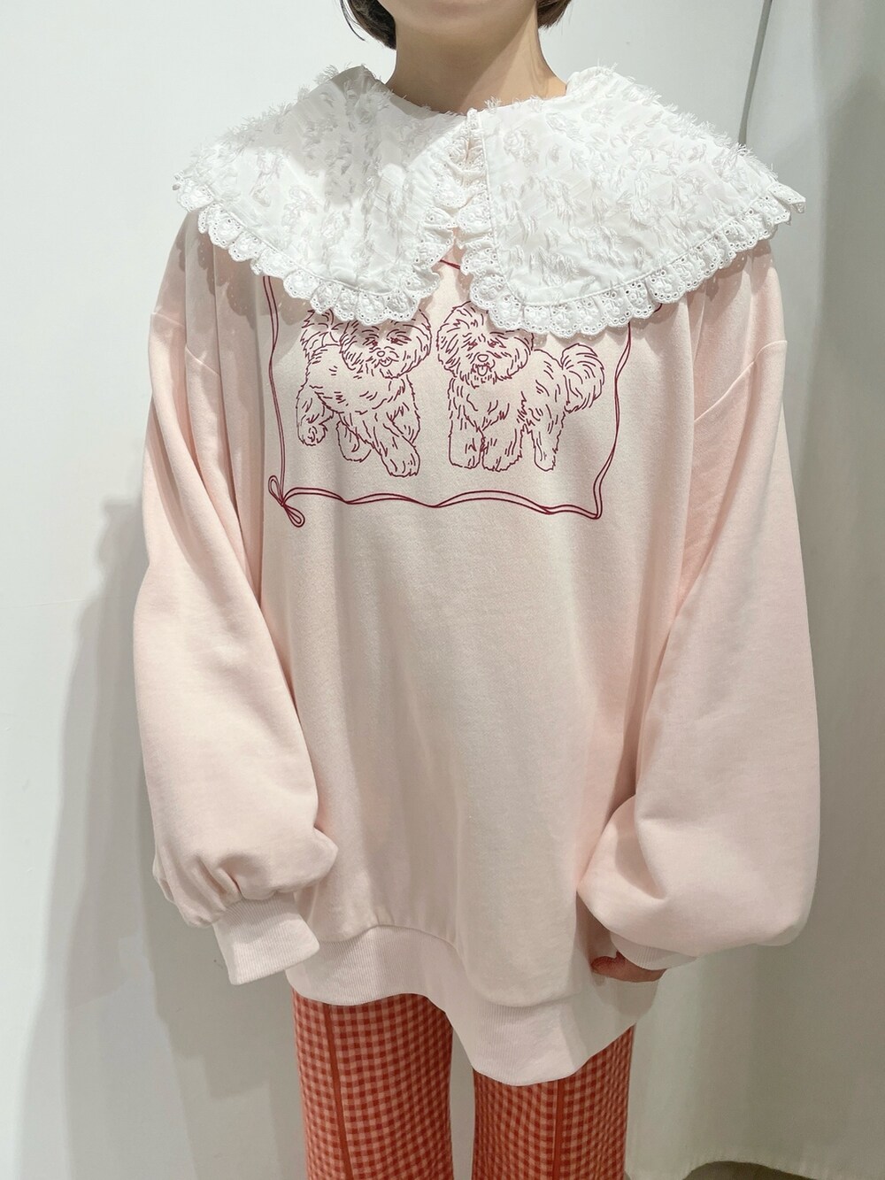 ホワイト系のシャツ/ブラウス、ピンク系のスウェット、レッド系のスラックスを着用したレディースの春コーディネートの5枚目の写真