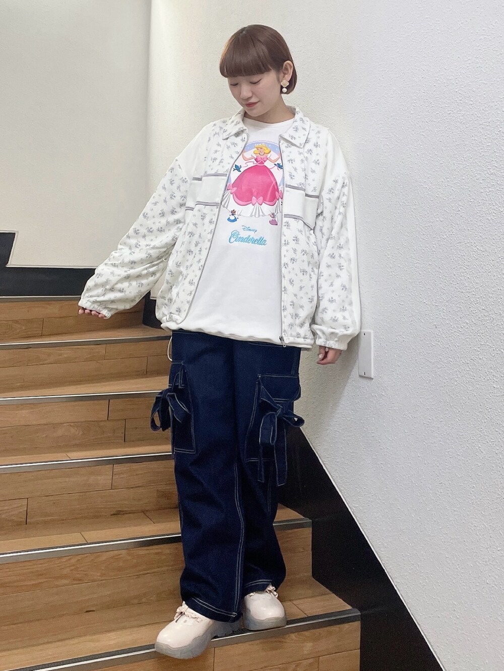 ブルー系のジャージ、ホワイト系のスウェット、ブルー系のデニムパンツを着用したレディースの春コーディネートの2枚目の写真