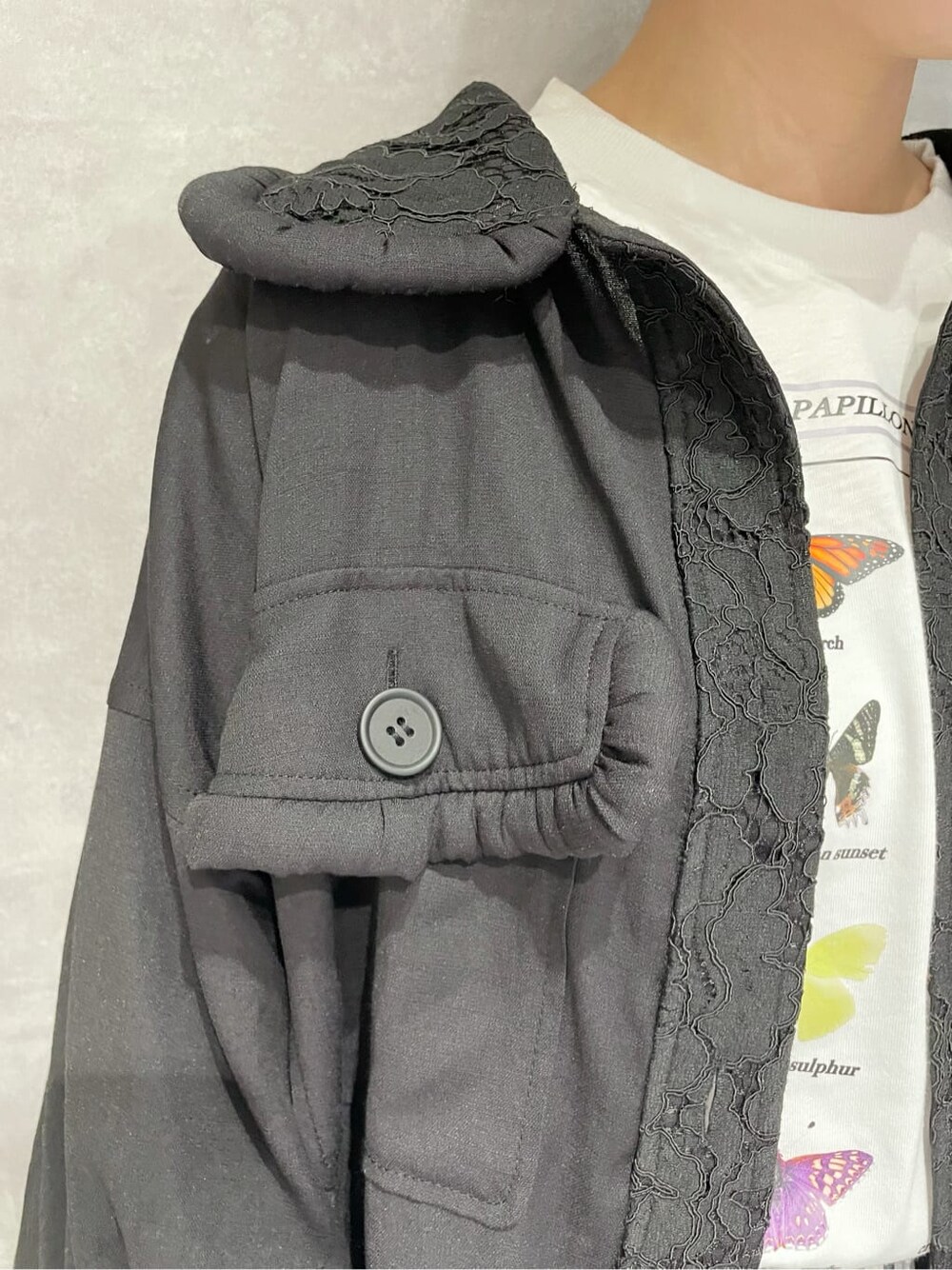 ブラック系のテーラードジャケット、ホワイト系のTシャツ/カットソー、ブラック系のスカートを着用したレディースの秋コーディネートの6枚目の写真