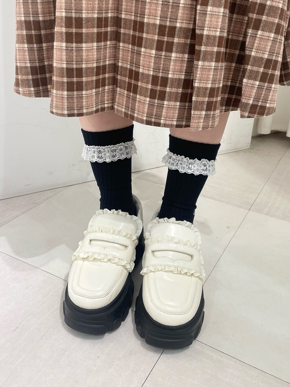 シルバー系のシャツ/ブラウス、ホワイト系のローファー、ブラウン系のスカートを着用したレディースの秋コーディネートの7枚目の写真