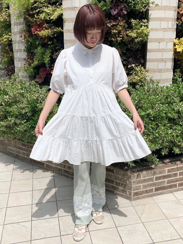 ホワイト系のワンピース、グリーン系のその他パンツ、ベージュ系のその他シューズを着用したレディースの春コーディネートの2枚目の写真