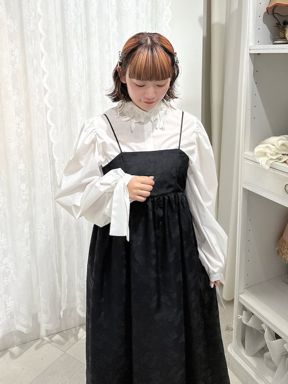ホワイト系のシャツ/ブラウス、その他のハンドバッグ、ブラック系のパンプスを着用したレディースの夏コーディネートの4枚目の写真