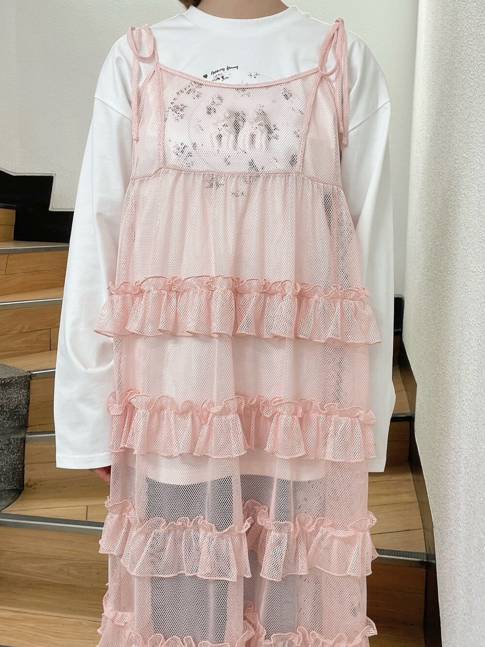 ホワイト系のTシャツ/カットソー、ピンク系のワンピース、ブルー系のデニムパンツを着用したレディースの春コーディネートの4枚目の写真