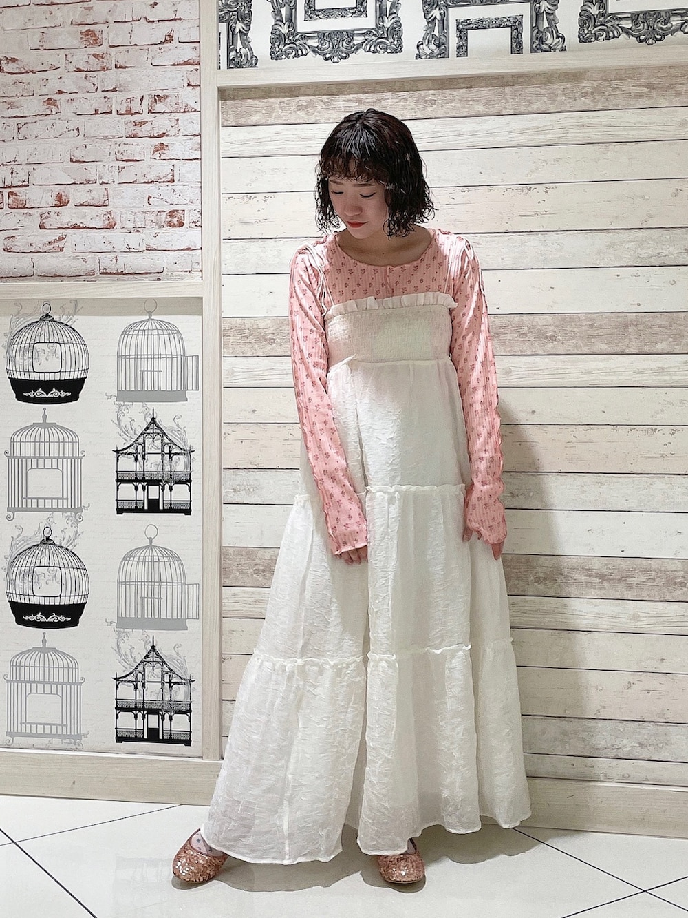 ピンク系のTシャツ/カットソー、ホワイト系のシャツ/ブラウス、ホワイト系のワンピースを着用したレディースの春コーディネートの6枚目の写真