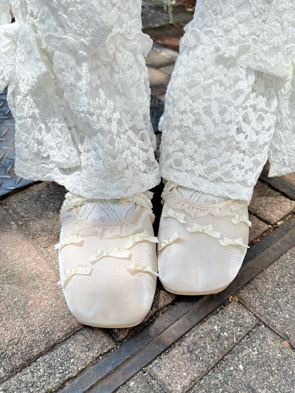 ホワイト系のカーディガン/ボレロ、ホワイト系のその他パンツ、ホワイト系のTシャツ/カットソーを着用したレディースの春コーディネートの9枚目の写真