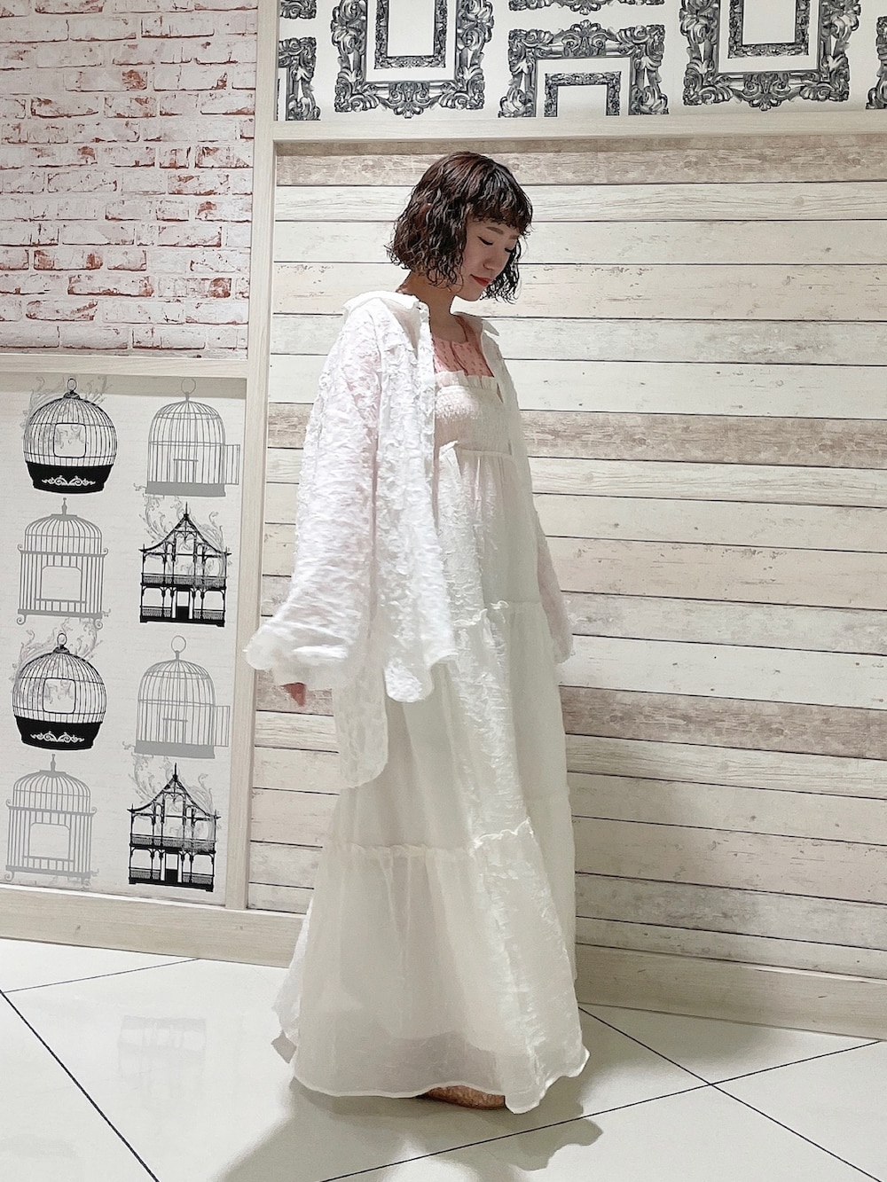 ピンク系のTシャツ/カットソー、ホワイト系のシャツ/ブラウス、ホワイト系のワンピースを着用したレディースの春コーディネートの3枚目の写真