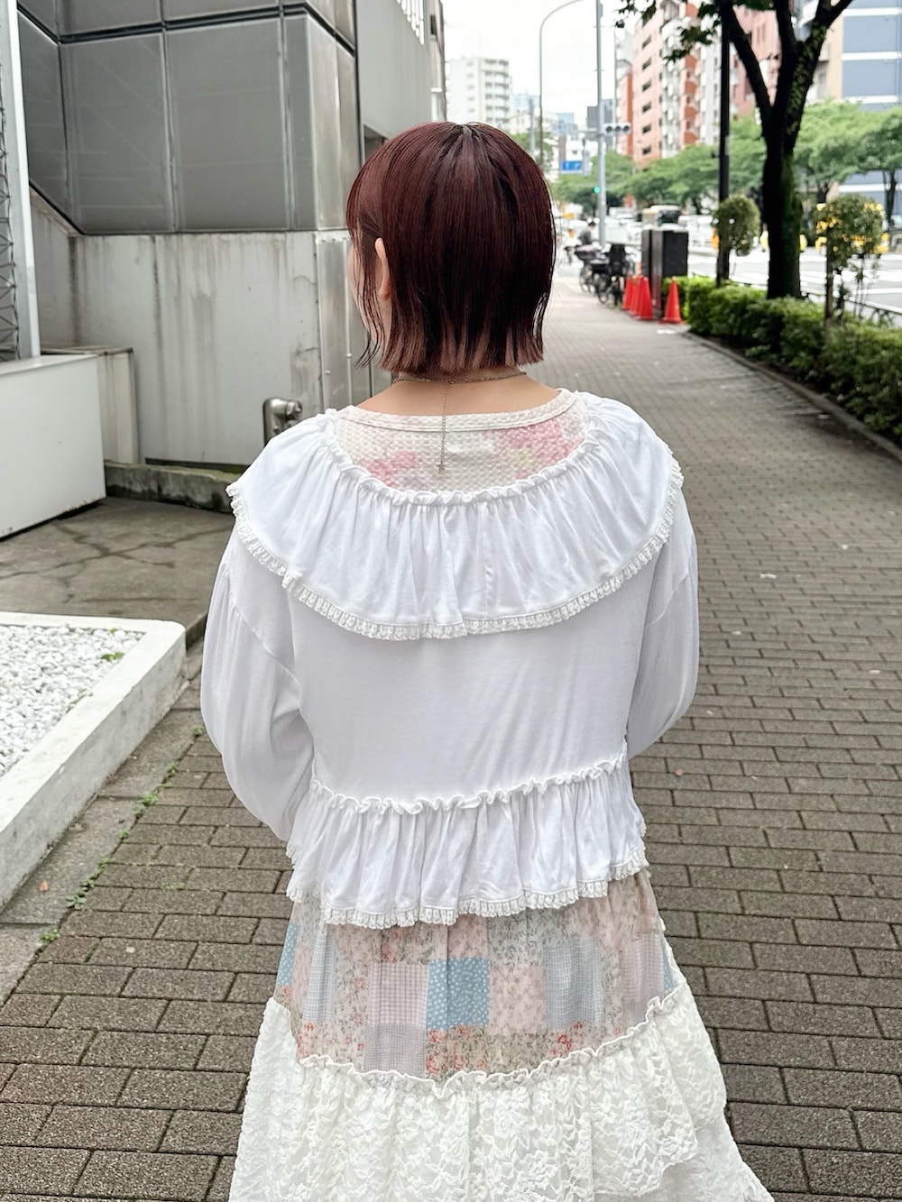 ピンク系のスカート、ピンク系のTシャツ/カットソー、ホワイト系のカーディガン/ボレロを着用したレディースの夏コーディネートの6枚目の写真