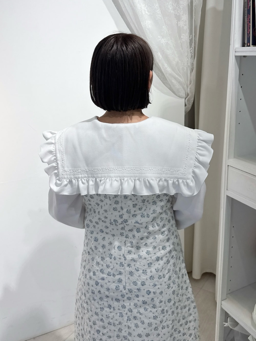 ホワイト系のワンピース、ホワイト系のシャツ/ブラウス、ホワイト系のハンドバッグを着用したレディースの夏コーディネートの5枚目の写真