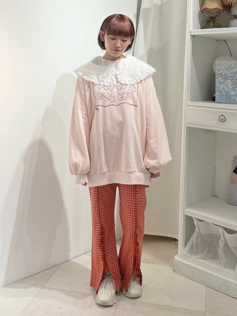 ホワイト系のシャツ/ブラウス、ピンク系のスウェット、レッド系のスラックスを着用したレディースの春コーディネートの2枚目の写真