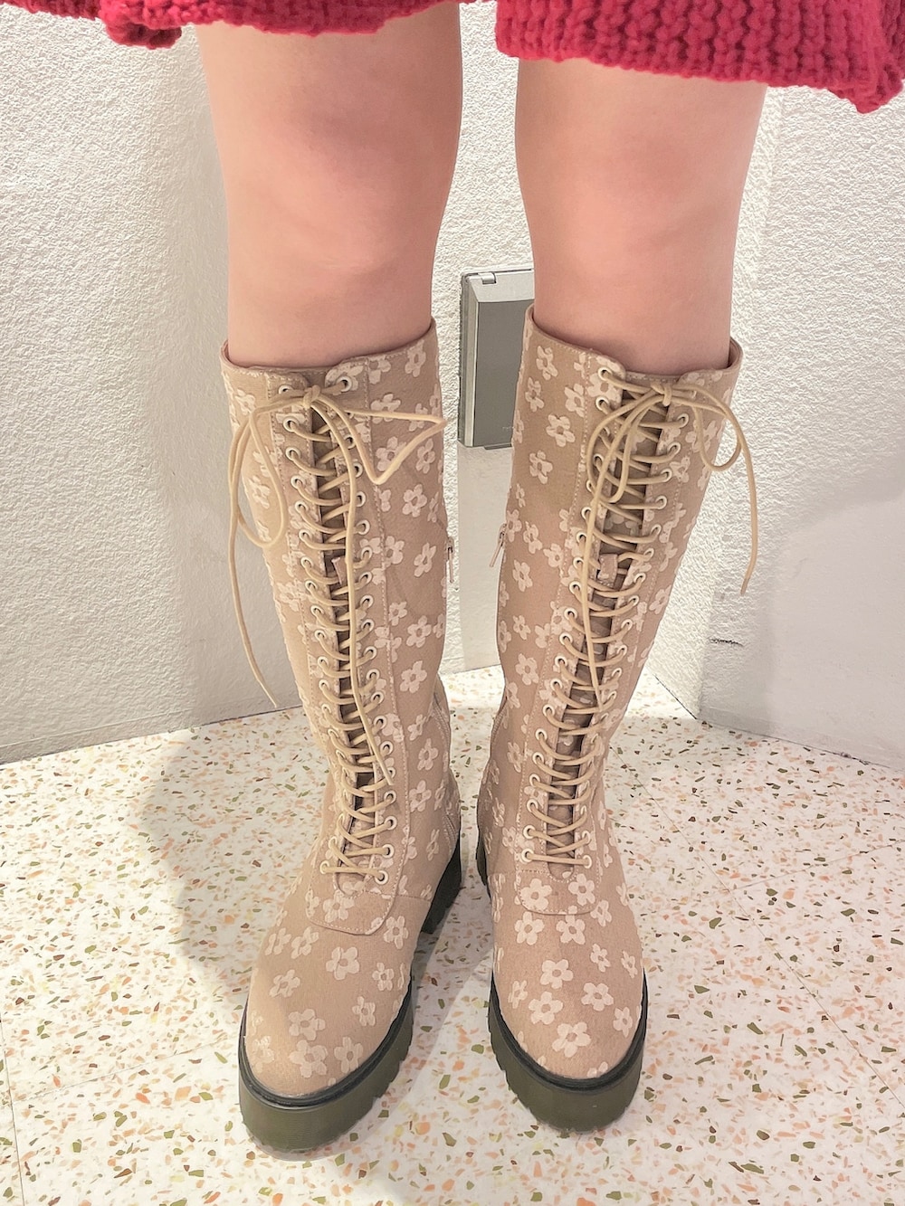 ホワイト系のその他アウター、レッド系のワンピース、ベージュ系のブーツを着用したレディースの冬コーディネートの5枚目の写真