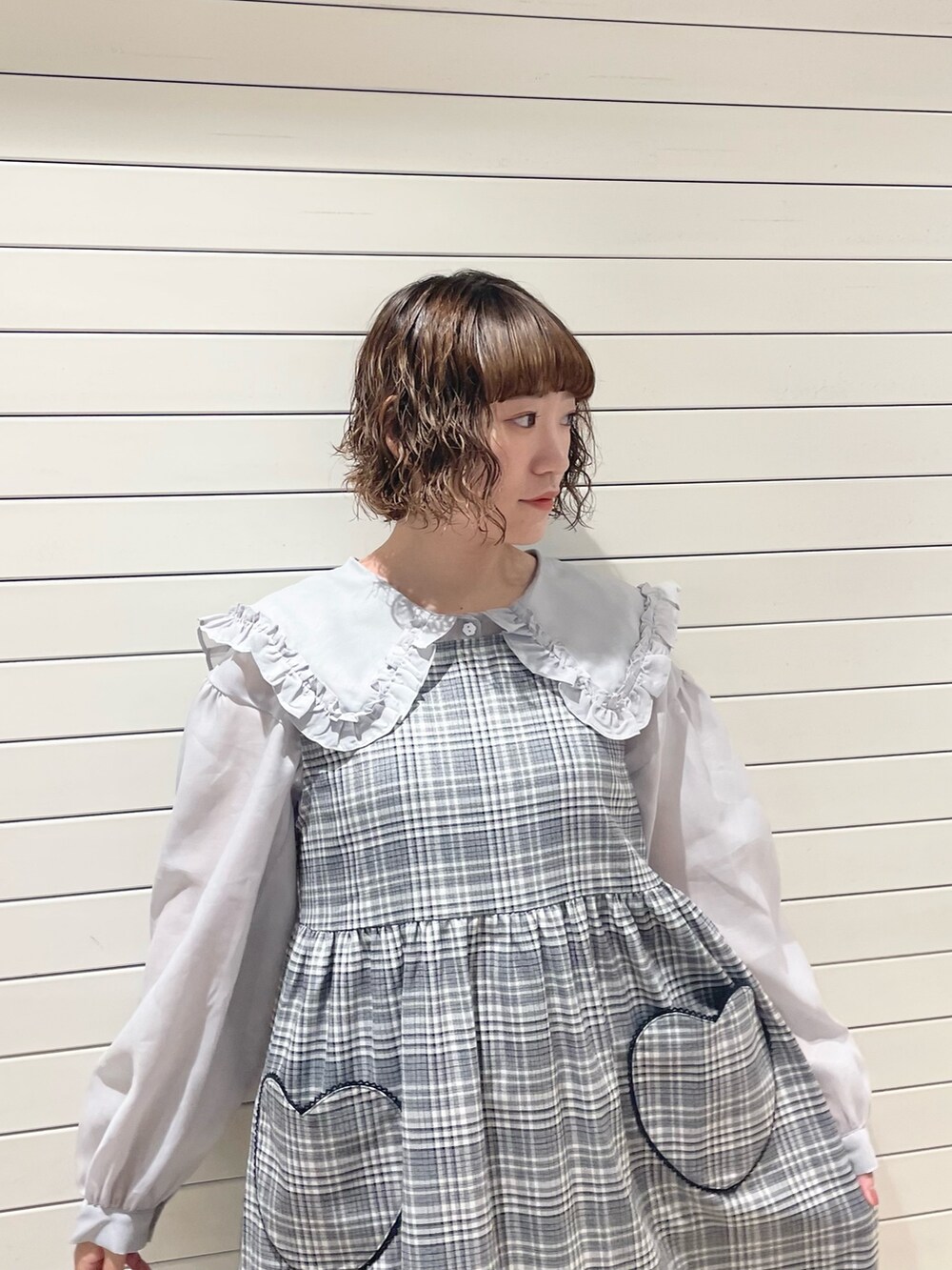 ブルー系のシャツ/ブラウス、ブラック系のワンピース、ブルー系のサンダルを着用したレディースの夏コーディネートの3枚目の写真