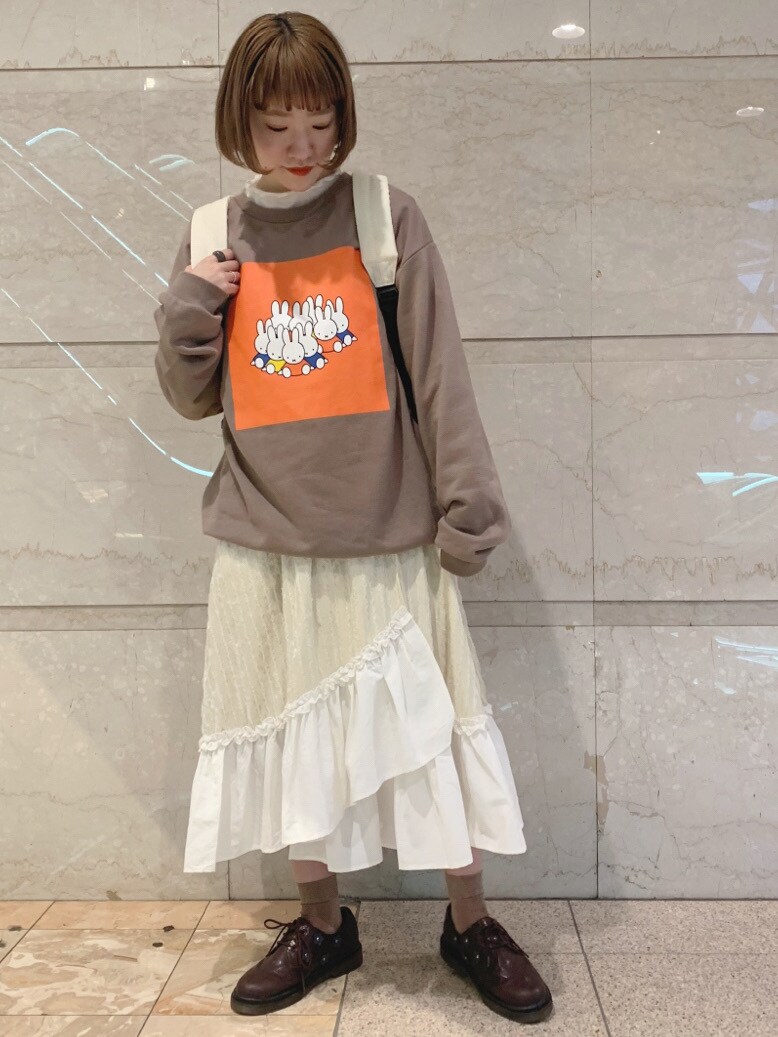 ホワイト系のバックパック/リュック、ベージュ系のTシャツ/カットソーを着用したレディースの冬コーディネートの2枚目の写真